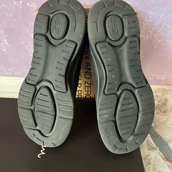 SZ 8.5 Skechers Woman’s Black Slip-On Loafers - Picture 8 of 8